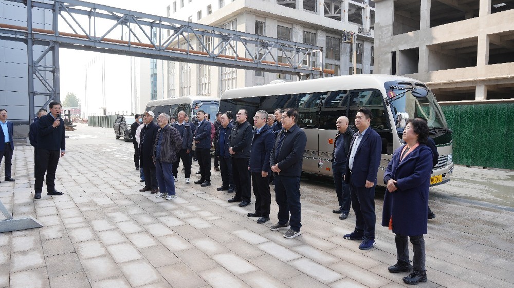 市离退休干部、部分支部书记及老企业家到赛马会投注站
参观调研